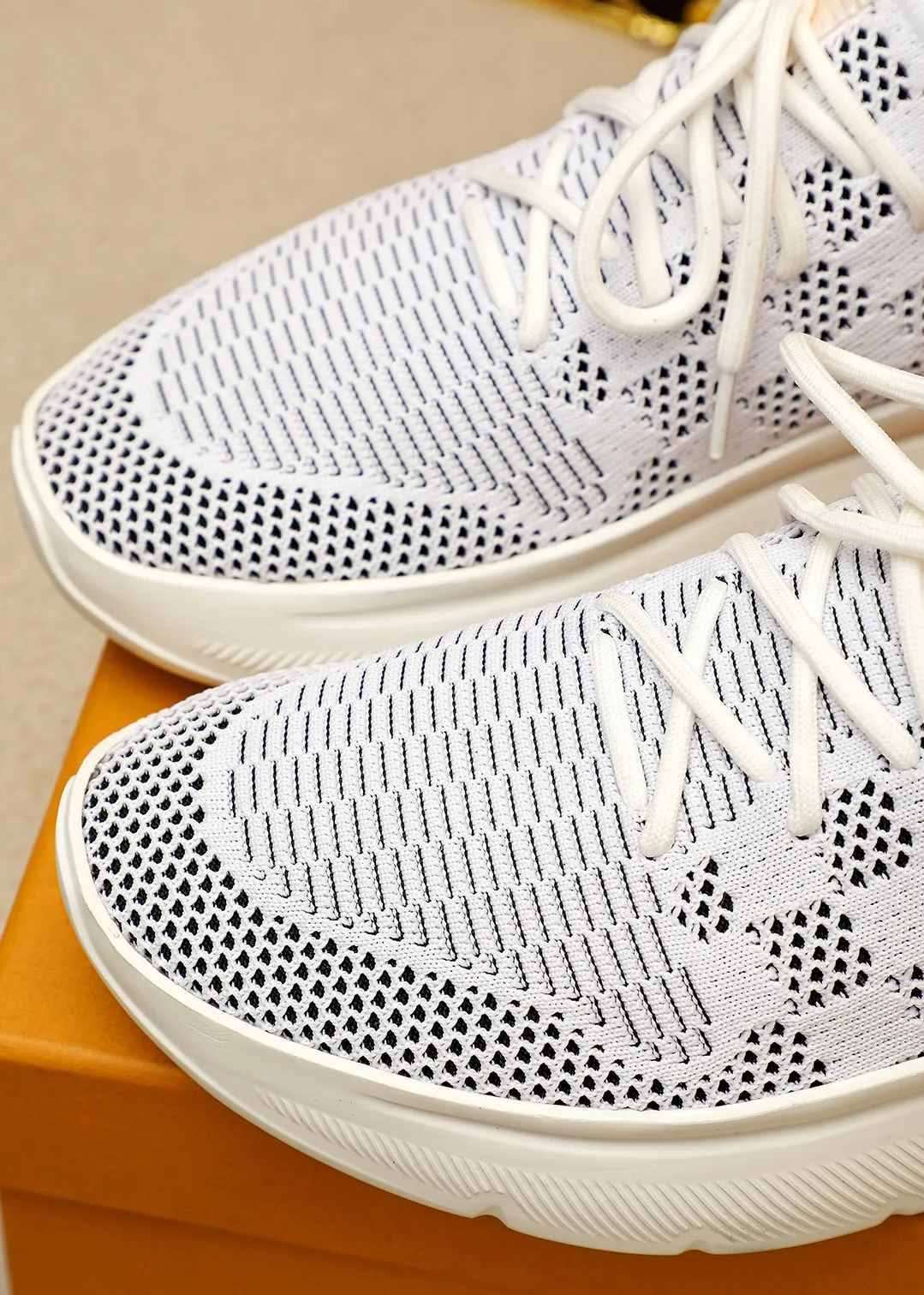 Men's men's shoes 💰480💐 Louis Vuitton Louis Vuitton 2025 new four-season lace-up series! The complex fly-knitting process for shoe uppers is now on the market. The counter has LV shape embossed stitching with original patterns, original raw materials, fabrics, and original fly-knitting! The inside is original and customized! 1:1 outsole mold opening! Foam outsole! 38-44 (45 customized)